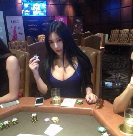 搞笑图片：和妹子们一起玩牌 即使输钱心情也不会太差！